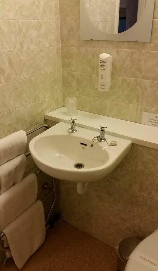 The Royal Hotel Tain Bagian luar foto